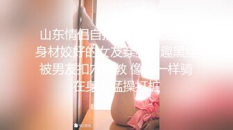 商城拍美女尿尿，突然进来个老太婆服务员