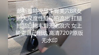 我正在做早餐的模特女友要先用大鸡巴喂她，然后她反复高潮