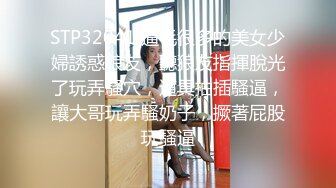 跟踪花裙妹子进厕所偷拍尿尿再拍脸