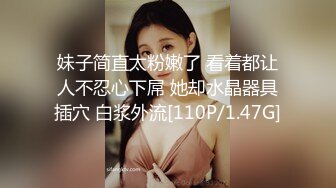 叫上好兄弟再叫上两个美妞来搞4P，奶子大颜值高从沙发搞到房间床上