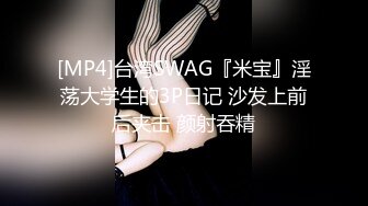 女人为难小女人，全程露脸被姐姐玩弄，亲着小嘴吃着奶还舔逼，搂在怀里揉奶抠逼，浪叫不断