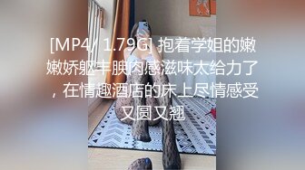 《吴晗露脸全裸强迫外卖小哥玩弄自己》❤️外卖小哥有点不好意思，用道具玩弄了下她下体，边玩还边聊天