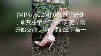 潜入医院偷拍到两位美女护士