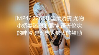 ❤️❤️眼镜骚熟女3P大战，两根屌轮流吃，骑乘边操边插嘴，后入猛怼小骚货，骑脸舔骚B，太骚了