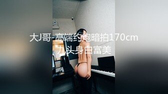 《稀缺资源极限高抄》色胆包天瞄人缝各种公共场合近距离偸拍那些低头专注的小姐姐胸部内衣走光露点 (3)