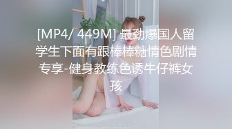 蒙眼母狗认真的给我舔