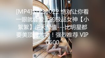 很久没播极品颜值女神，大尺度激情自慰，撂下内衣露白嫩奶子，拿出道具假屌舔弄，磨蹭骚穴深插，翘起美臀扭动