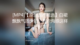 冒死爬窗偷拍房东的两个女儿放假回来洗澡