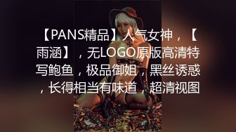 漂亮韵味美少妇尿急苦于找不到厕所，便在小车后面顾不了那么多了，褪下内裤哗啦啦就尿了 那紧张的表情看爽了！