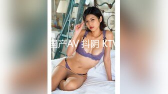 专找丶阿姨玩两小伙3P肉肉熟女，拨开内裤揉搓口交，跪在沙发上后入大屁股，上位骑乘抬腿侧入