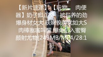 KTV厕所偷拍喝醉的美女趴在马桶上吐✿来个捡尸的屌丝男把她内裤脱了想上她