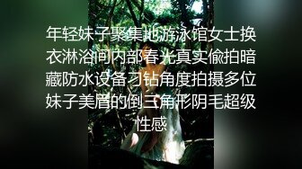 【淫水乱喷极骚御姐】两个奶子露在外面，假屌猛插扣穴大量喷水，完美大肥臀后入爆插，地上道具骑坐，喷泉一样喷射