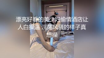 偷拍闺房情趣，睡一半挖起来啪啪