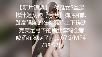 走动中勒出阴唇的美眉