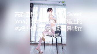 安吉莉卡是个好女孩，但这并不意味着她不喜欢男性的关注。她永远不会欺骗她的丈夫，无论她有两个男人搭讪她