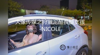 大一女生军训迟到被教官单独留下训练,最后强迫女生和自己车震,女生一脸不情愿