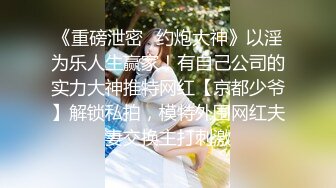 【新片速遞】【如充气娃娃一般超粉美穴】两根水晶假屌一起插，塞满双洞，大黑牛震动双倍快乐，高潮出水毛巾多湿了太骚了[1.19G/MP4/01:42:02]