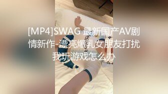 长裙美女尿完后一直臭美照镜子