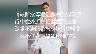 商场女厕偷拍漂亮的黑丝美女职员忙的很， 上个厕所都有人催