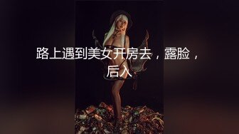 双女主调教男奴，淫声荡语不断跪地爬行舔弄骚穴，被玩鸡巴和屁眼，各种舔弄女主骚逼淫水好多让他吃干净