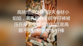 妹妹和闺蜜在看片子情欲躁动哥哥却在她们后边玩屁股鸡巴嗨插入猛操哦哦双飞