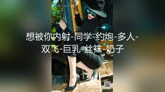 大佬躲在女厕左右逢源偷拍来尿尿的女生,还趁女生玩手机的时候直接怼着逼拍