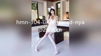 白裙T裤美女专心玩手机勒紧逼缝里