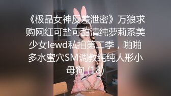 白丝露脸文静的小少妇在家一个人发骚，跟狼友互动撩骚，逼里塞着跳蛋震动自慰，特写给狼友展示，酸爽诱人