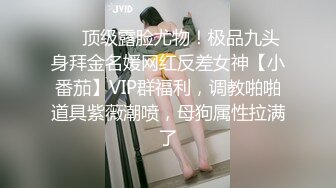 忍不住在门口就操，门口还有人经过，好刺激