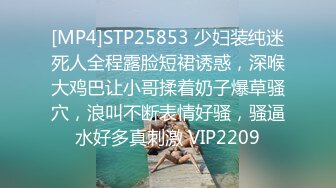 有心总会发现一些有趣的，酒店楼下碰见一位少妇怀着孕上厕所，小穴干净，来大姨妈也不影响观看，不知为啥用手拍打阴蒂？