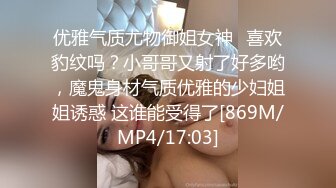 一边操一边按住奶子，逼里热乎乎的，好像要高潮了