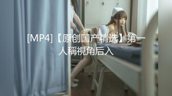 公厕里勾引隔壁上厕所男人,两人隔着隔板吃爽操爽