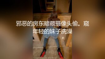 这个好 不知道在哪里 我胆子小 不敢偷拍 这样就可以大胆的跟着慢慢欣赏