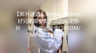 先口交，沙发后入蜜桃臀