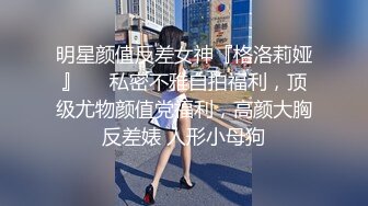 [MP4/ 589M] 健身小骚货找牛郎！两男一女激情大战！大黑屌轮流吃，坐在桌子上一顿操，骑乘位肥臀猛坐