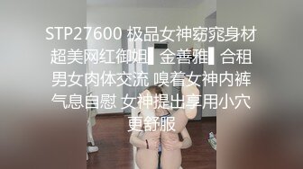 性感小骚货无毛极品美穴，地上假的骑乘深插，美臀上下套弄