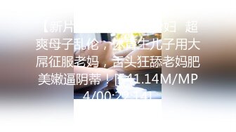 女神级漂亮妹子宾馆伺候小哥激情啪啪，温柔的舔弄大鸡巴，激情上位还要给小哥舔乳头好刺激，压在身下蹂躏