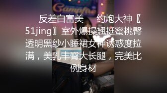 沙发上自己布置了个小舞台，道具假屌自慰，最后自己洗澡把自己整的香香的