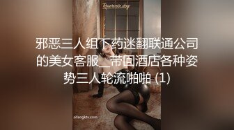 蝴蝶逼新来的美女人妻大秀诱惑，把逼毛都刮干净了，黑丝情趣听狼友指挥掰开骚穴给狼友看，道具抽插冒白浆